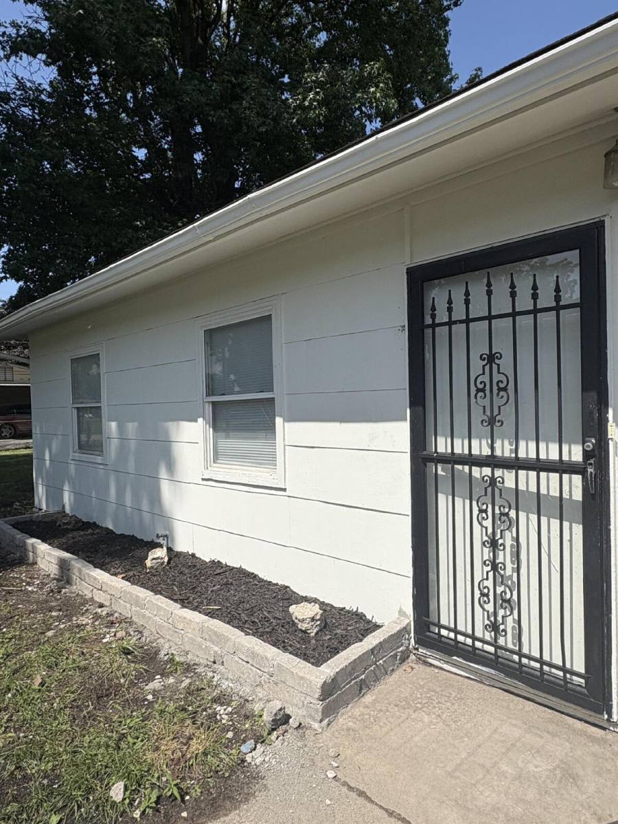 House for rent at 6906 Glenwood Ave, East Saint Louis, IL 62203