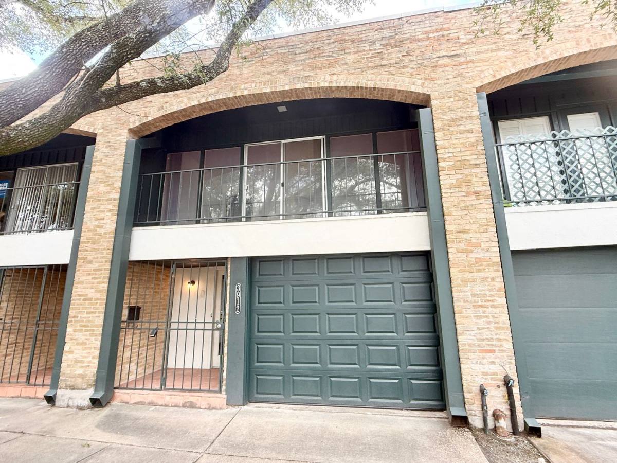 Townhouse for rent at 3912 Mandell St, Houston, TX 77006