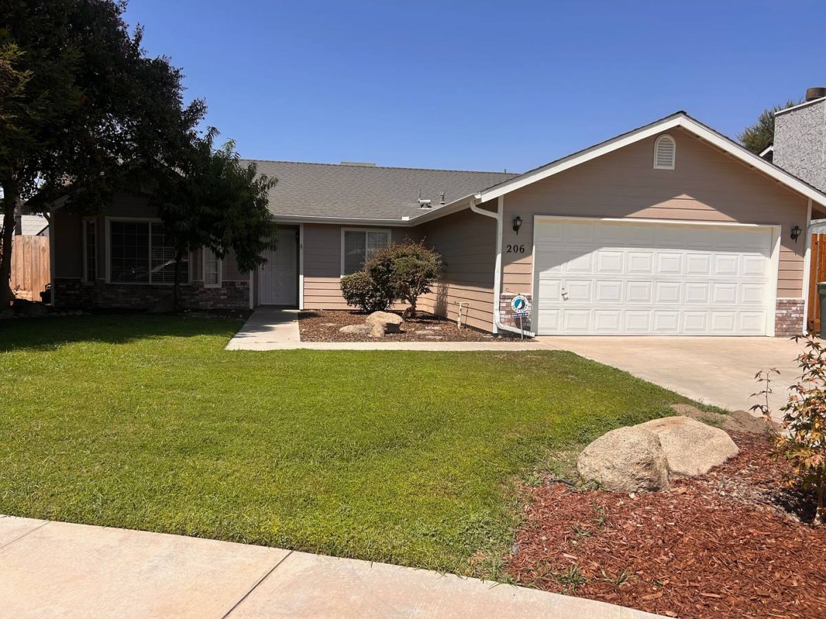 House for rent at 206 W Packwood Court, Visalia, CA 93277