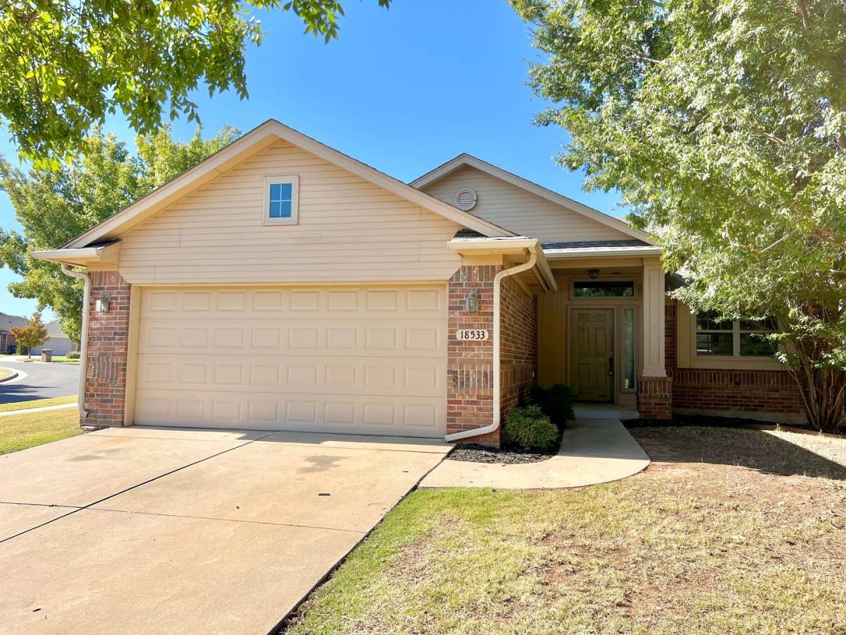 House for rent at 18533 Abierto Dr, Edmond, OK 73012