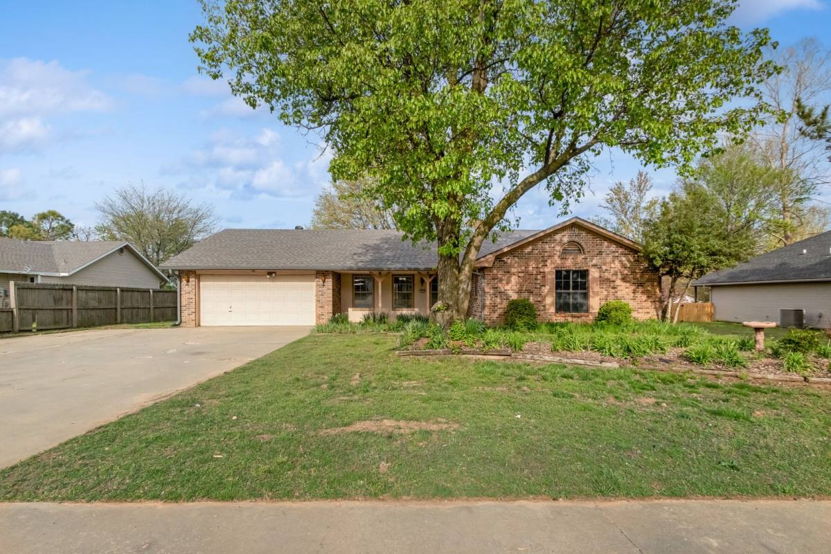 House for rent at 1902 E Oriole St, Springdale, AR 72764