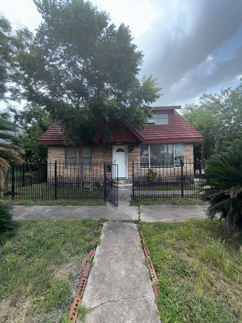 Apartment for rent at 3012 Live Oak St, Houston, TX 77004