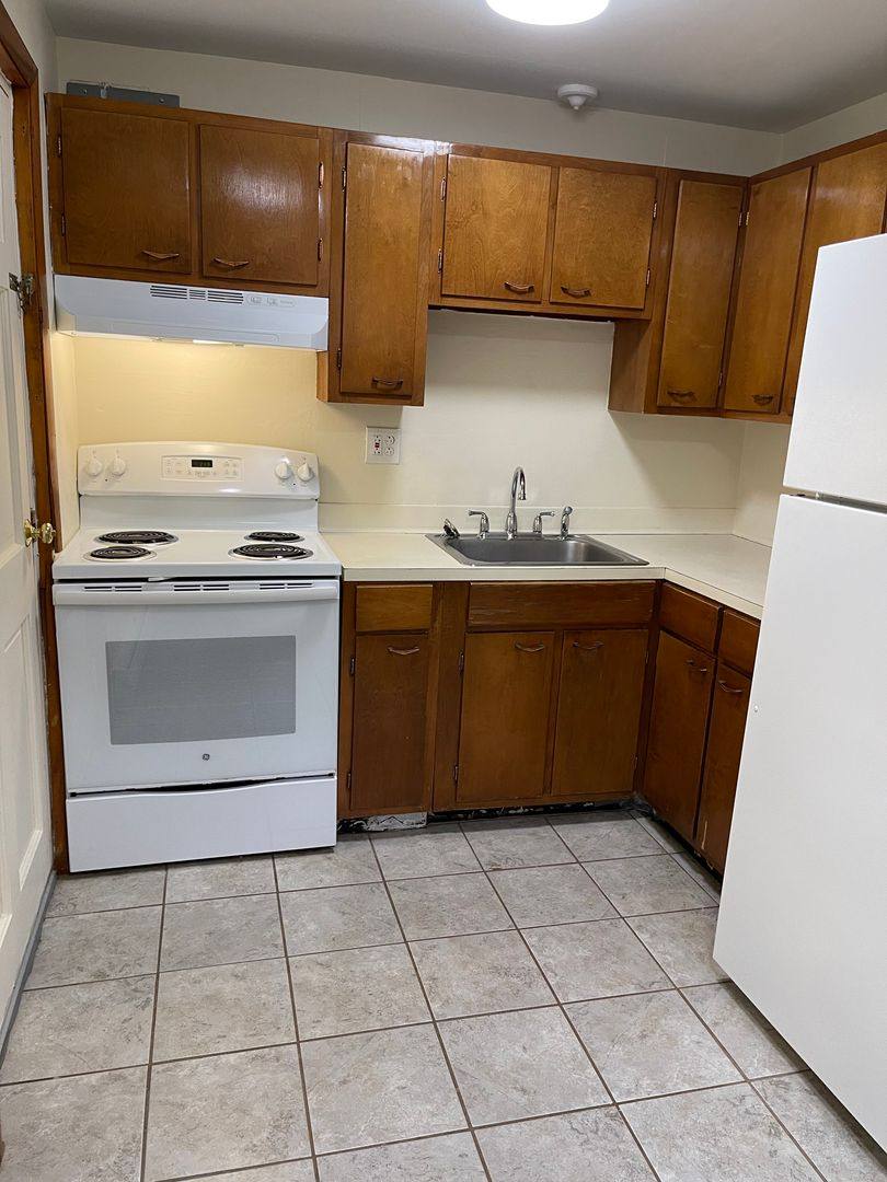 Apartment for rent at 160-166 Farrows St, Putnam, CT 06260