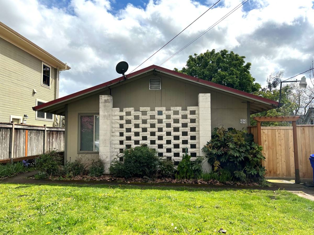 Apartment for rent at 2872-2874 SE Francis St, Portland, OR 97202