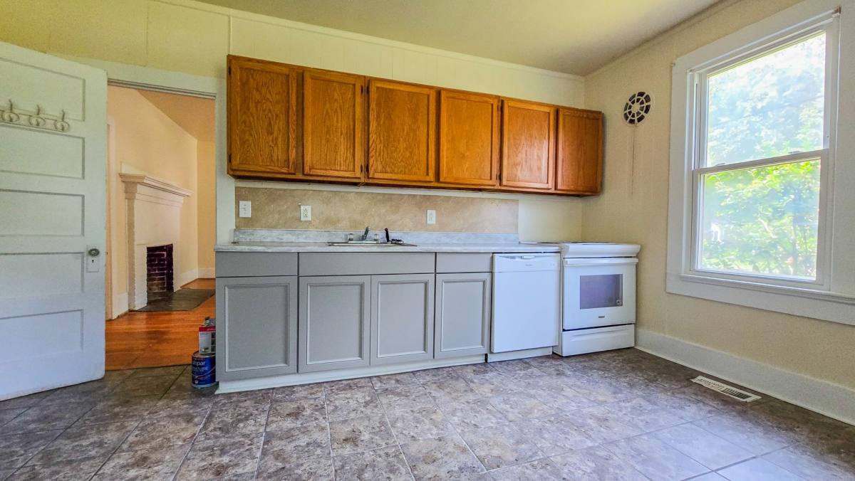 Apartment for rent at 318 Ransom Rd, Left, Winston Salem, NC 27106