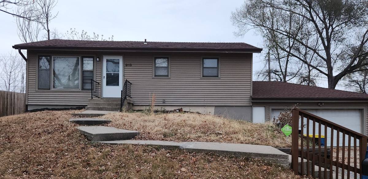House for rent at 913 S Missouri St, Liberty, MO 64068