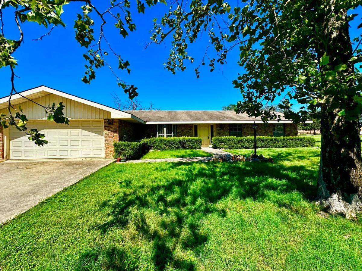 House for rent at 104 Oakview Dr, Kerrville, TX 78028