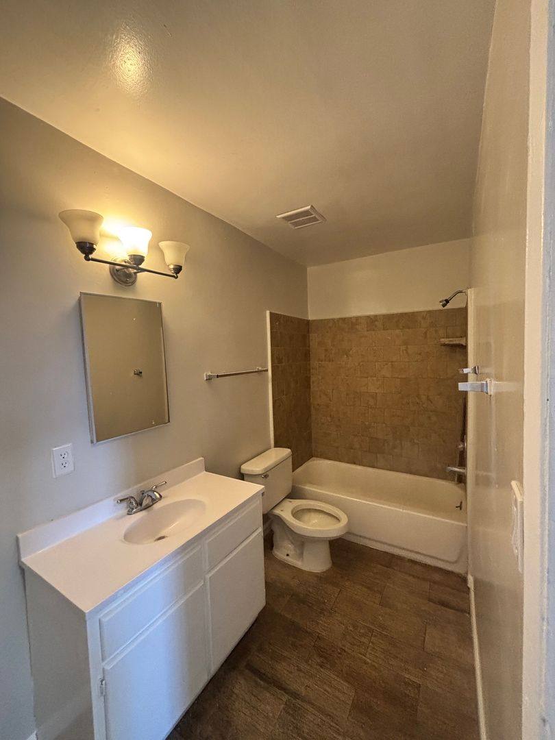 Apartment for rent at 6811 10th Ave, Los Angeles, CA 90043