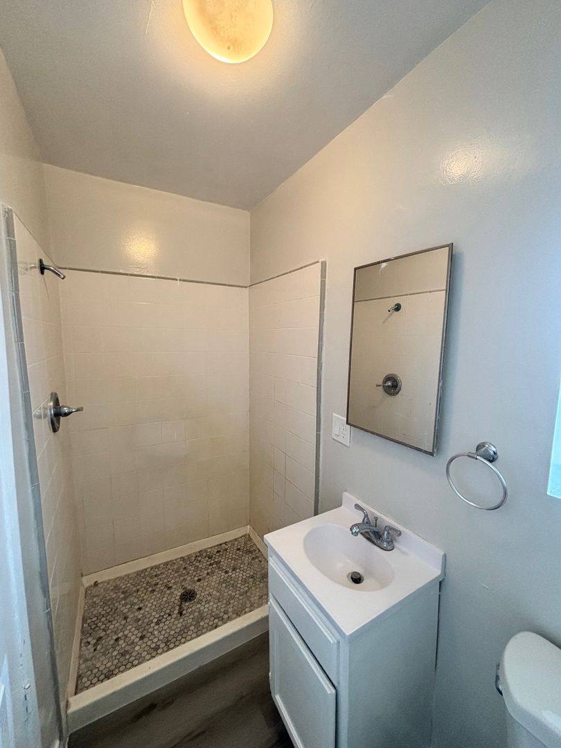 Apartment for rent at 6811 10th Ave, Los Angeles, CA 90043