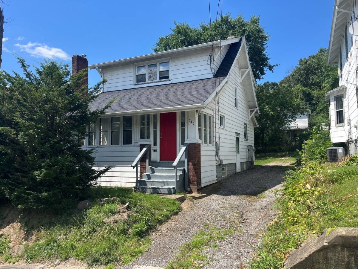 Apartment for rent at 949 Harrison Ave, Akron, OH 44314