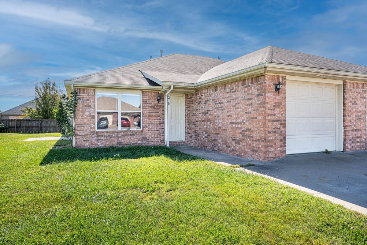 House for rent at 409 E Southern Trace Dr, Rogers, AR 72758