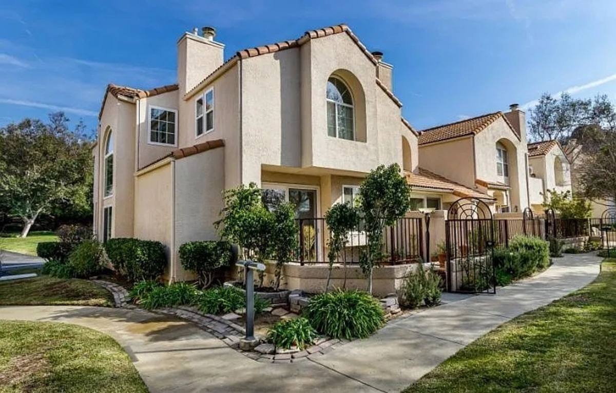 Townhouse for rent at 11247 Sierra Pass Place, Chatsworth, CA 91311