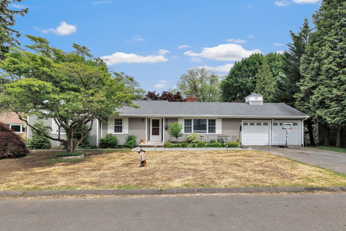 House for rent at 150 Old Town Dr, Stratford, CT 06614