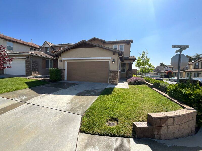 House for rent at 35884 Crickhowell Ave, Murrieta, CA 92563