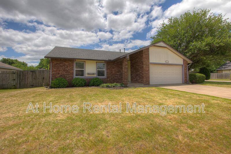 House for rent at 2613 E Queens St, Broken Arrow, OK 74014