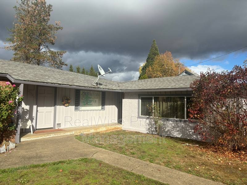 House for rent at 3026 NE Douglas Ave, Roseburg, OR 97470