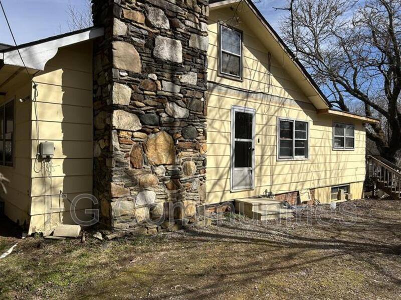 House for rent at 16 Tuckaway Lane, Brevard, NC 28712