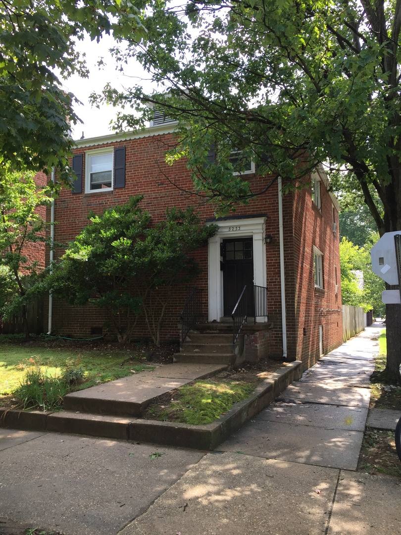 Apartment for rent at 3233 W Grace St, Richmond, VA 23221