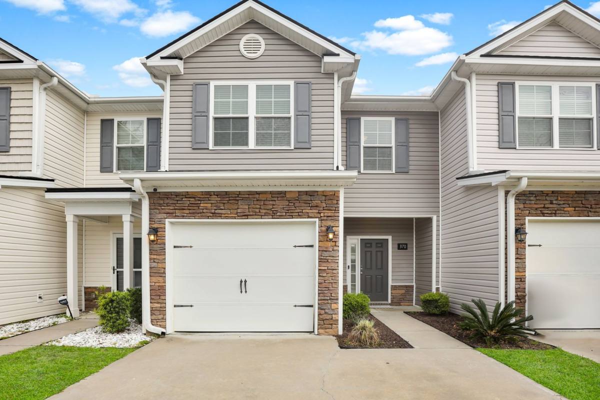 Townhouse for rent at 370 Kepler Loop, Richmond Hill, GA 31324