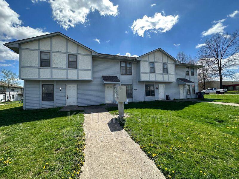 Townhouse for rent at 808 SW Meadowridge Dr #B, Blue Springs, MO 64015