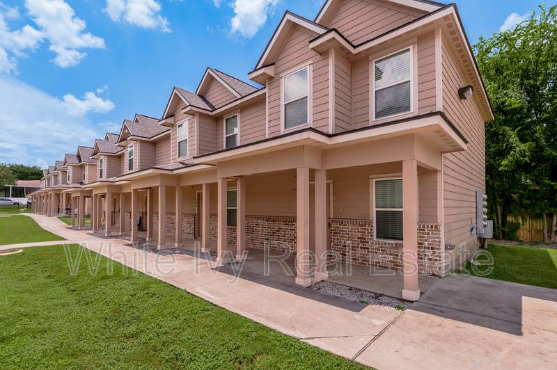 Townhouse for rent at 2002 20th St #101, Huntsville, TX 77340