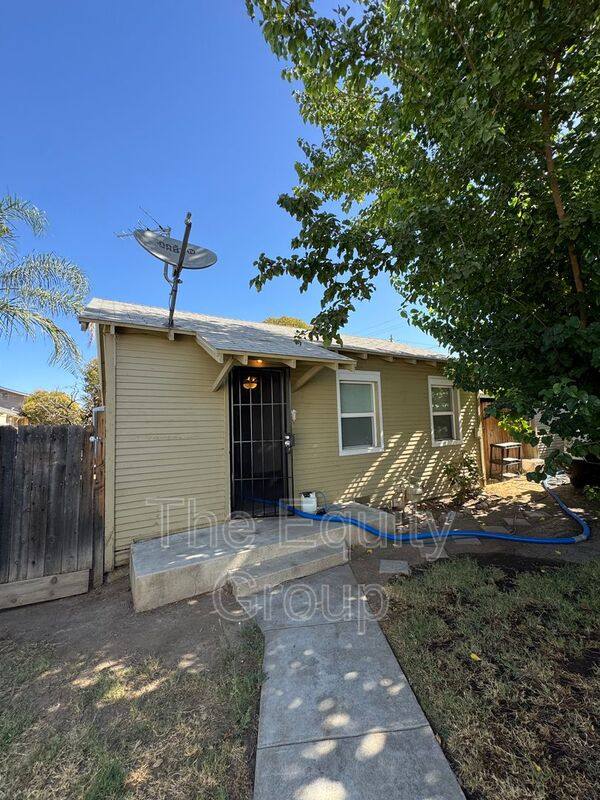 Apartment for rent at 449 1 2 W Maple Ave, Exeter, CA 93221