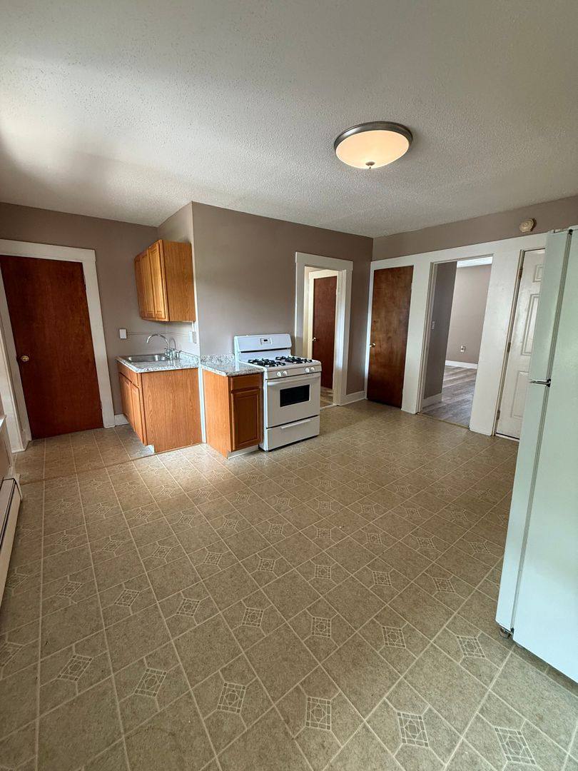 Apartment for rent at 207-209 Glen St, New Britain, CT 06051