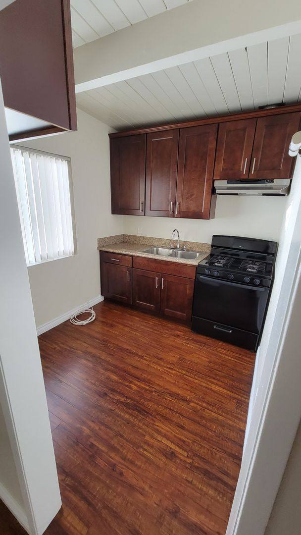 Apartment for rent at 242 W Verdugo Ave, Burbank, CA 91502