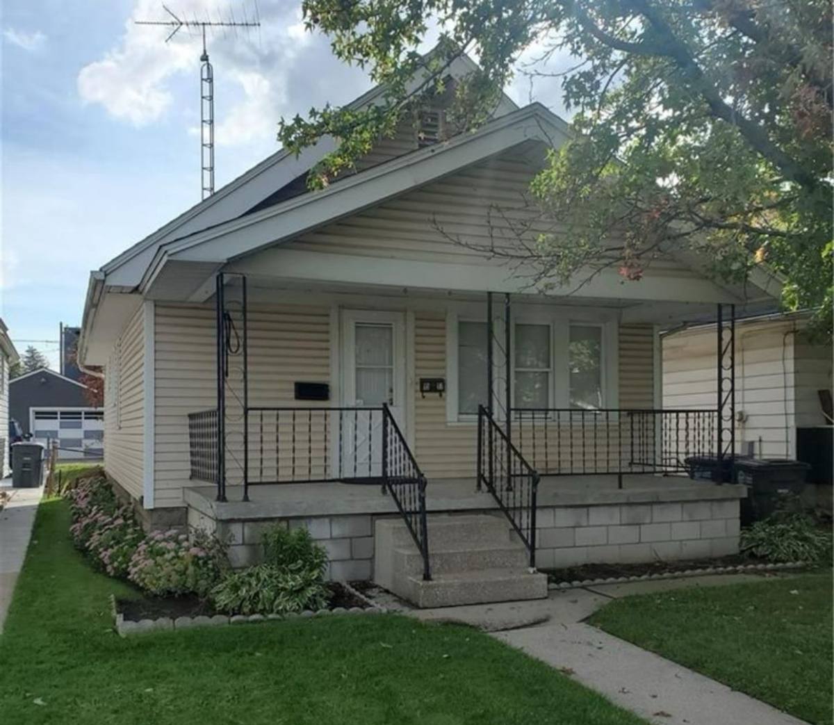 House for rent at 1517 Oakmont St, Toledo, OH 43605