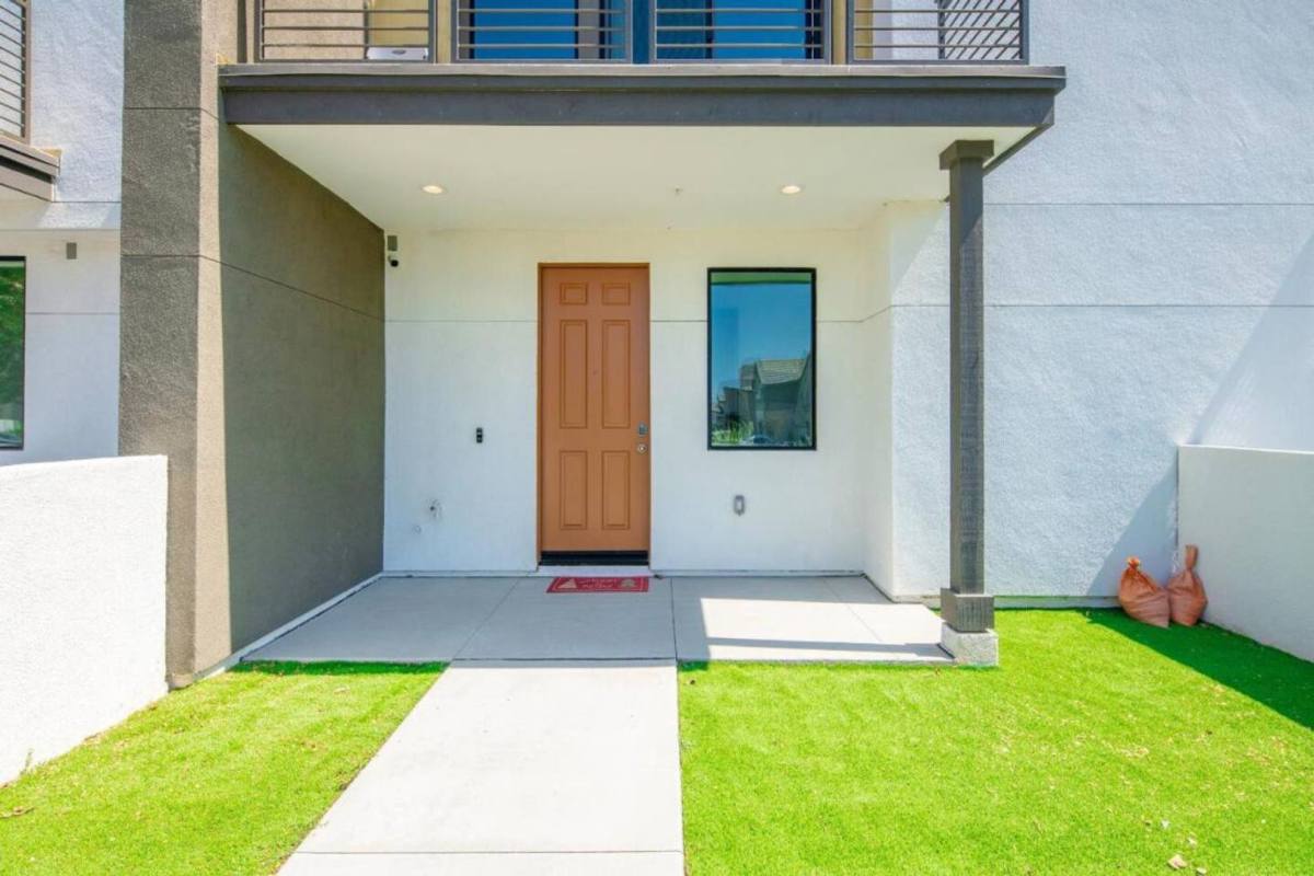 Townhouse for rent at 102 Keeper, Irvine, CA 92618