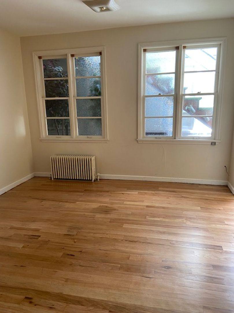 Apartment for rent at 1418 Commercial St, Astoria, OR 97103