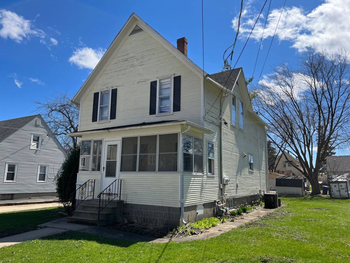 Apartment for rent at 1204 State St, Dekalb, IL 60115