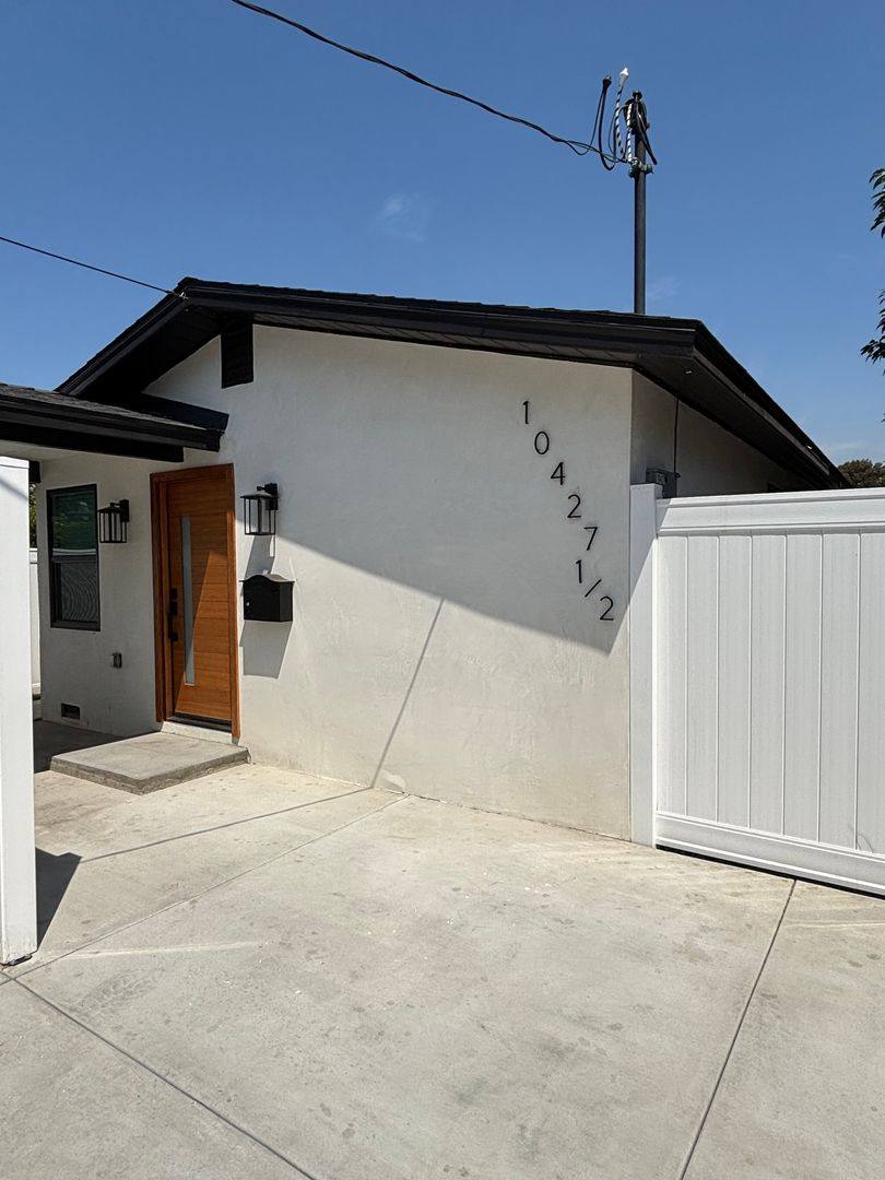 Apartment for rent at 10427 Beach St, Bellflower, CA 90706