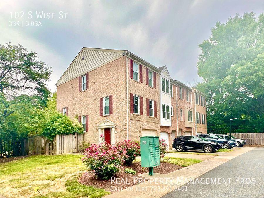 Townhouse for rent at 102 S Wise St, Arlington, VA 22204