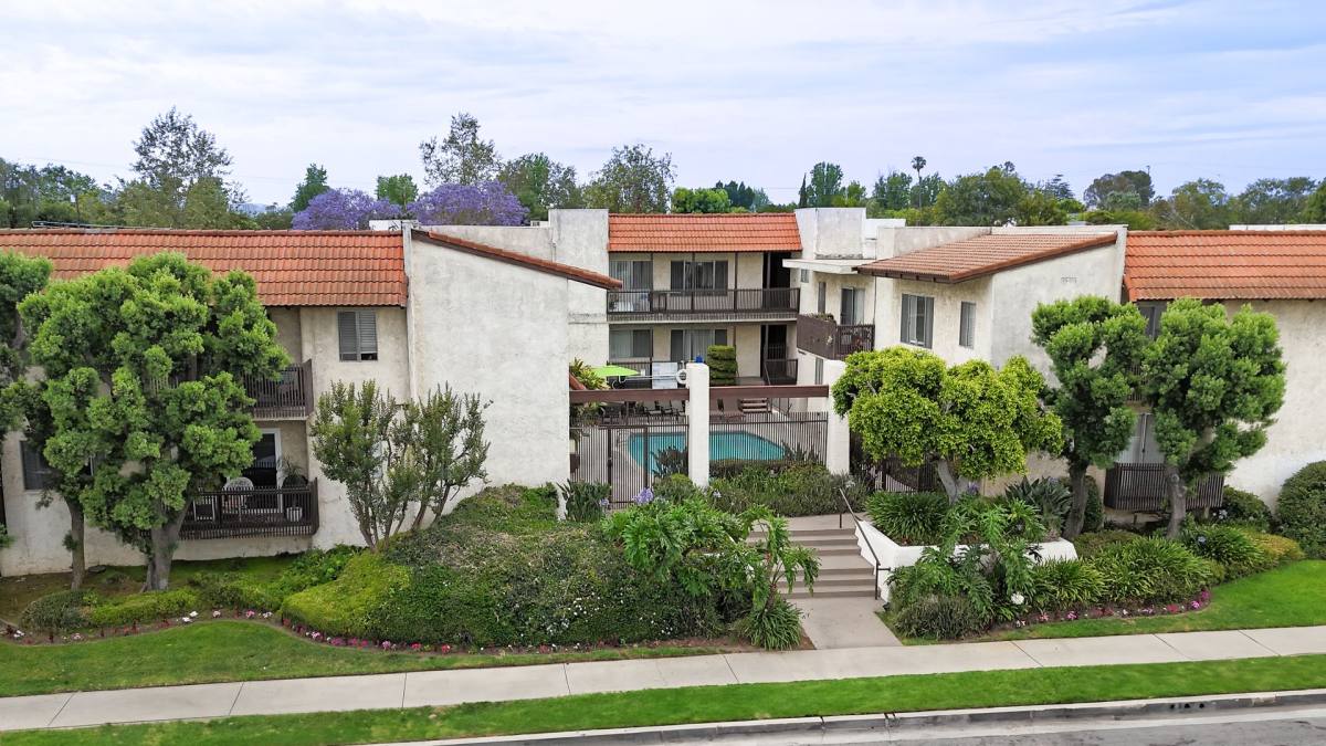 Apartment for rent at 5045 Woodman Ave, Sherman Oaks, CA 91423