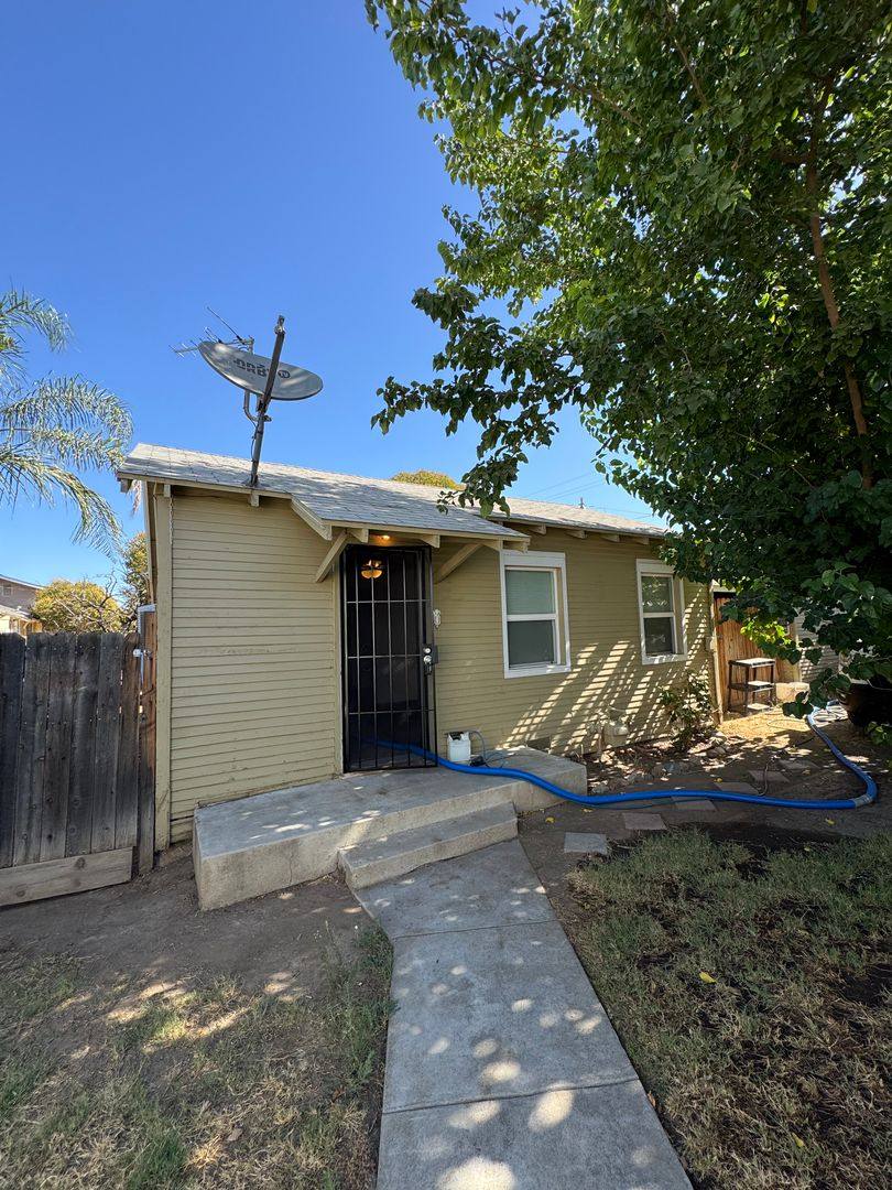 Apartment for rent at 447-449 W Maple Ave, Exeter, CA 93221