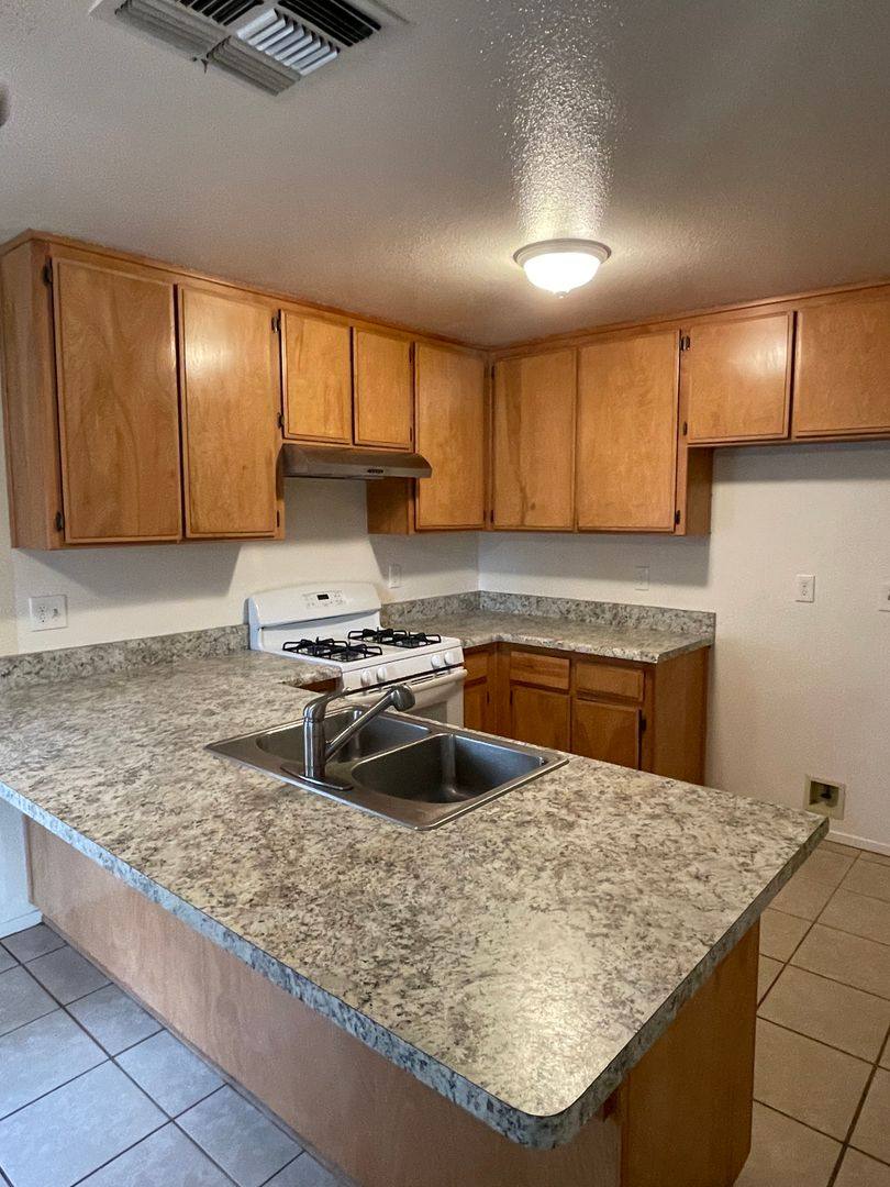 Apartment for rent at 709 30th St, Bakersfield, CA 93301