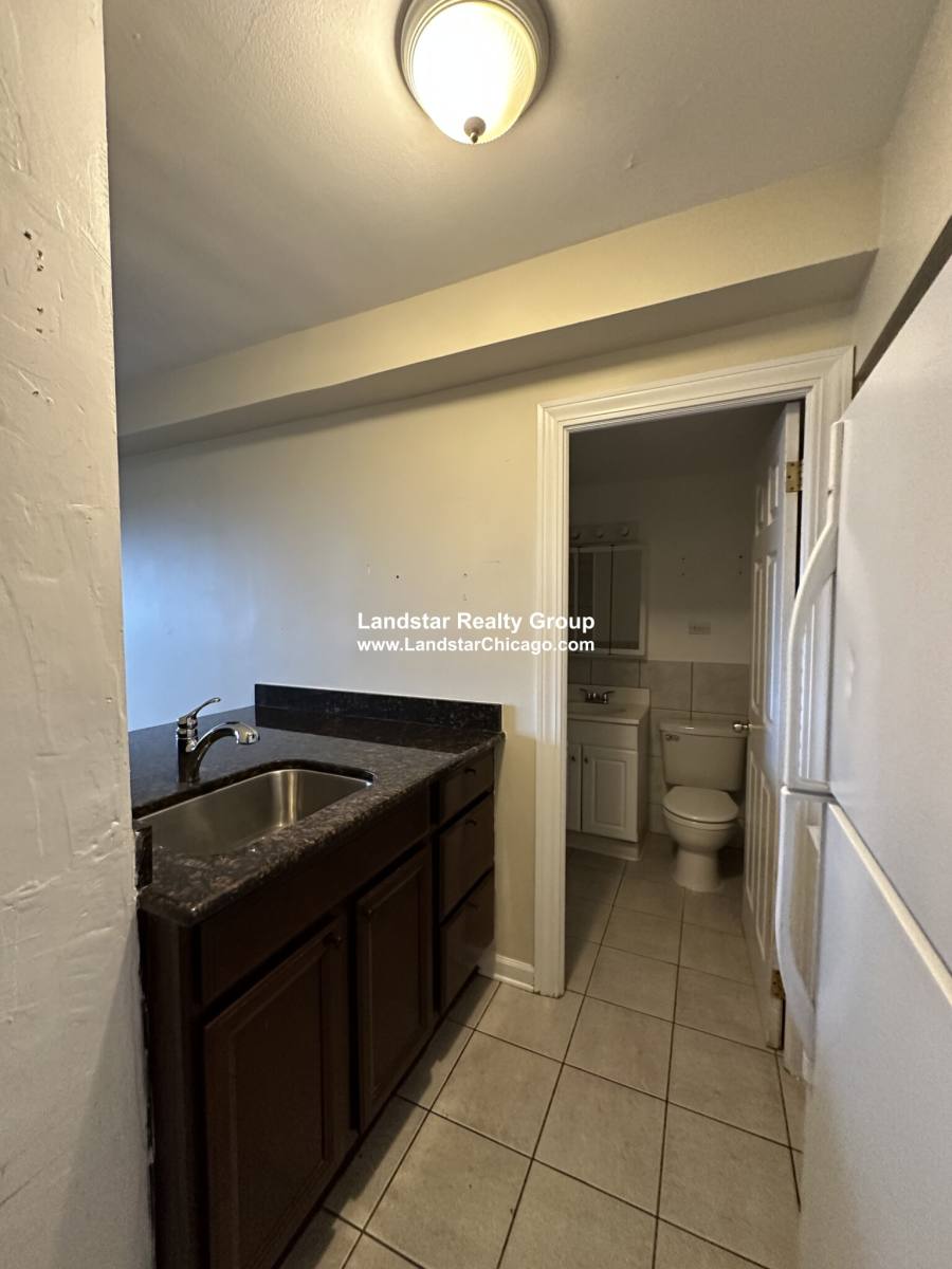 Apartment for rent at 4180 N Marine Dr, Chicago, IL 60613