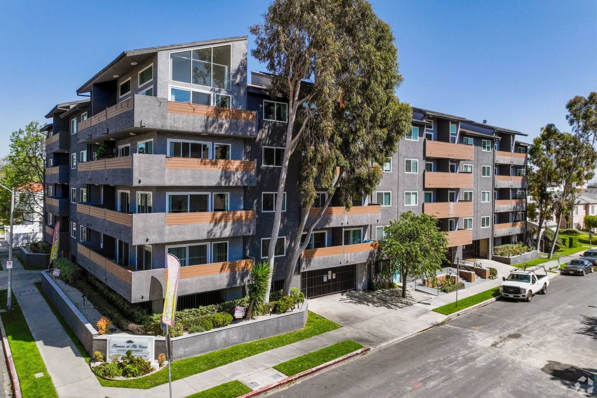 Apartment for rent at 110 S Sweetzer Ave, Los Angeles, CA 90048