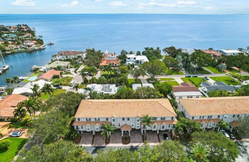 Townhouse for rent at 4625 Overlook Dr NE, Saint Petersburg, FL 33703