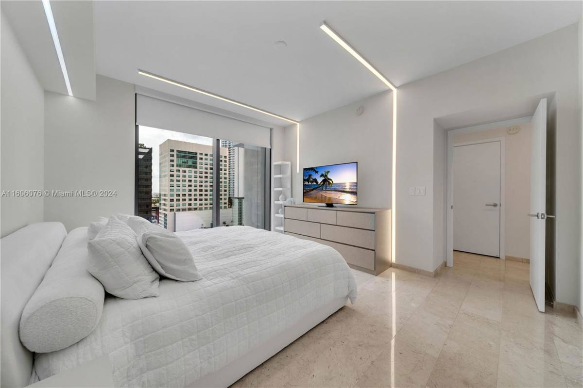 Apartment for rent at 88 SW 7th St, Miami, FL 33130