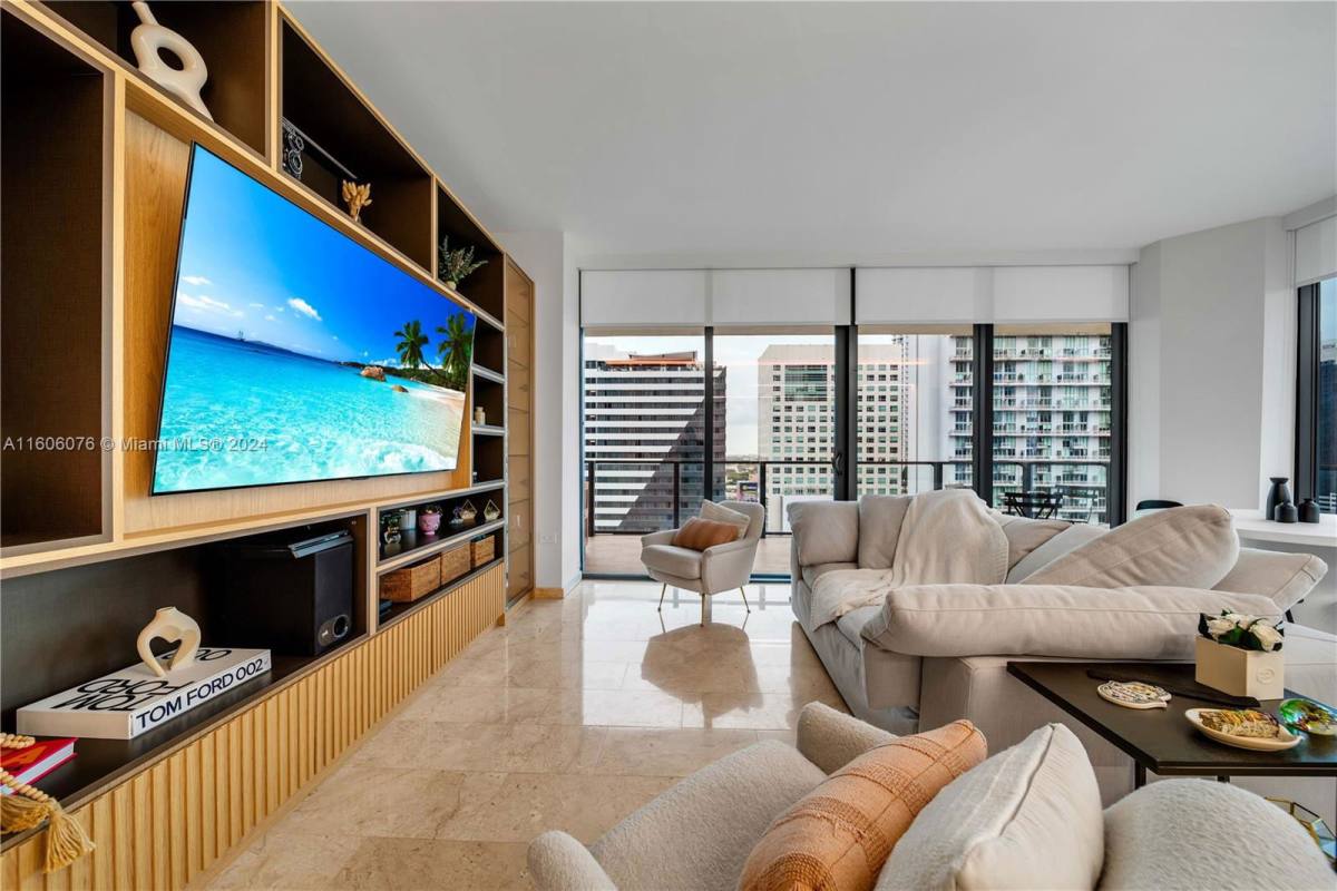 Apartment for rent at 88 SW 7th St, Miami, FL 33130