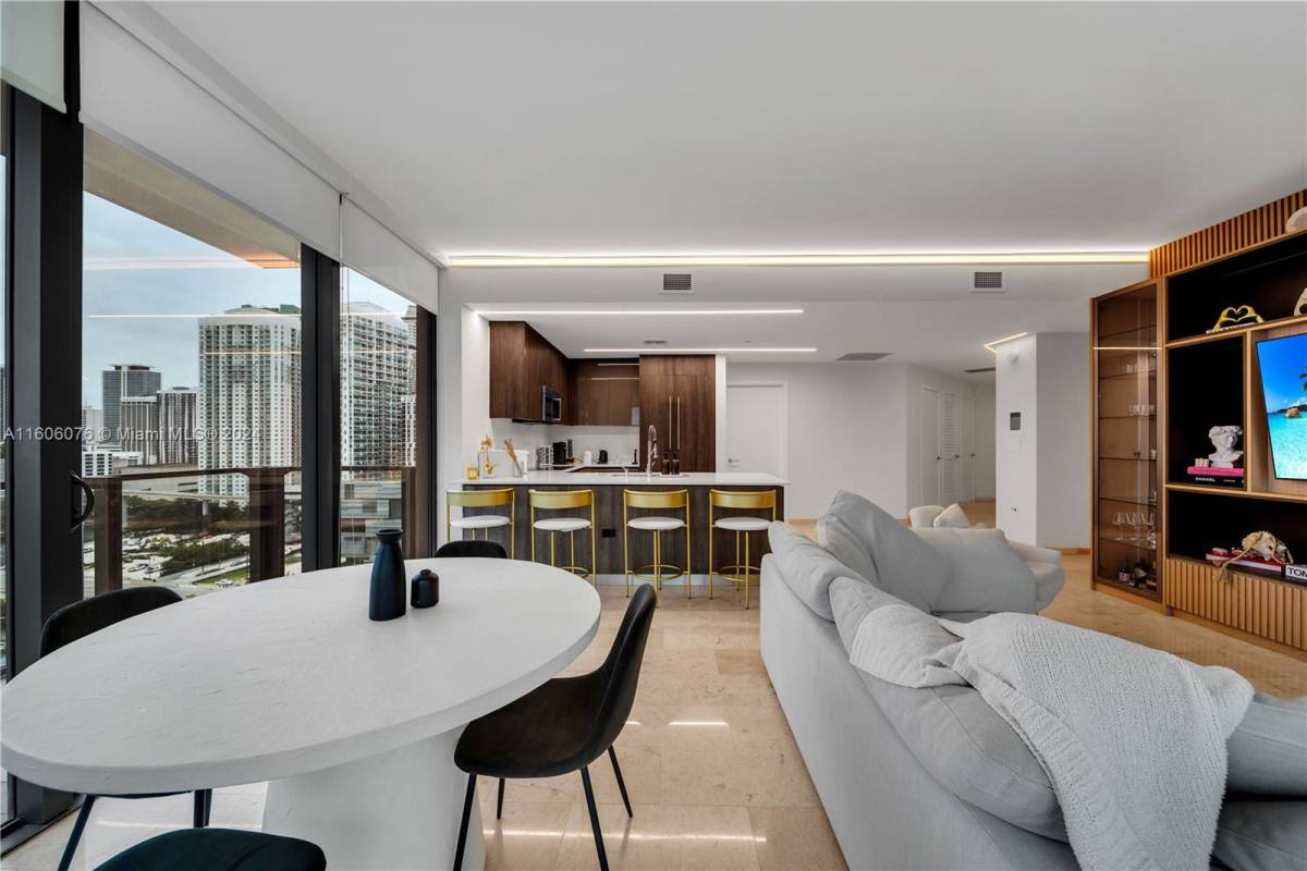 Apartment for rent at 88 SW 7th St, Miami, FL 33130