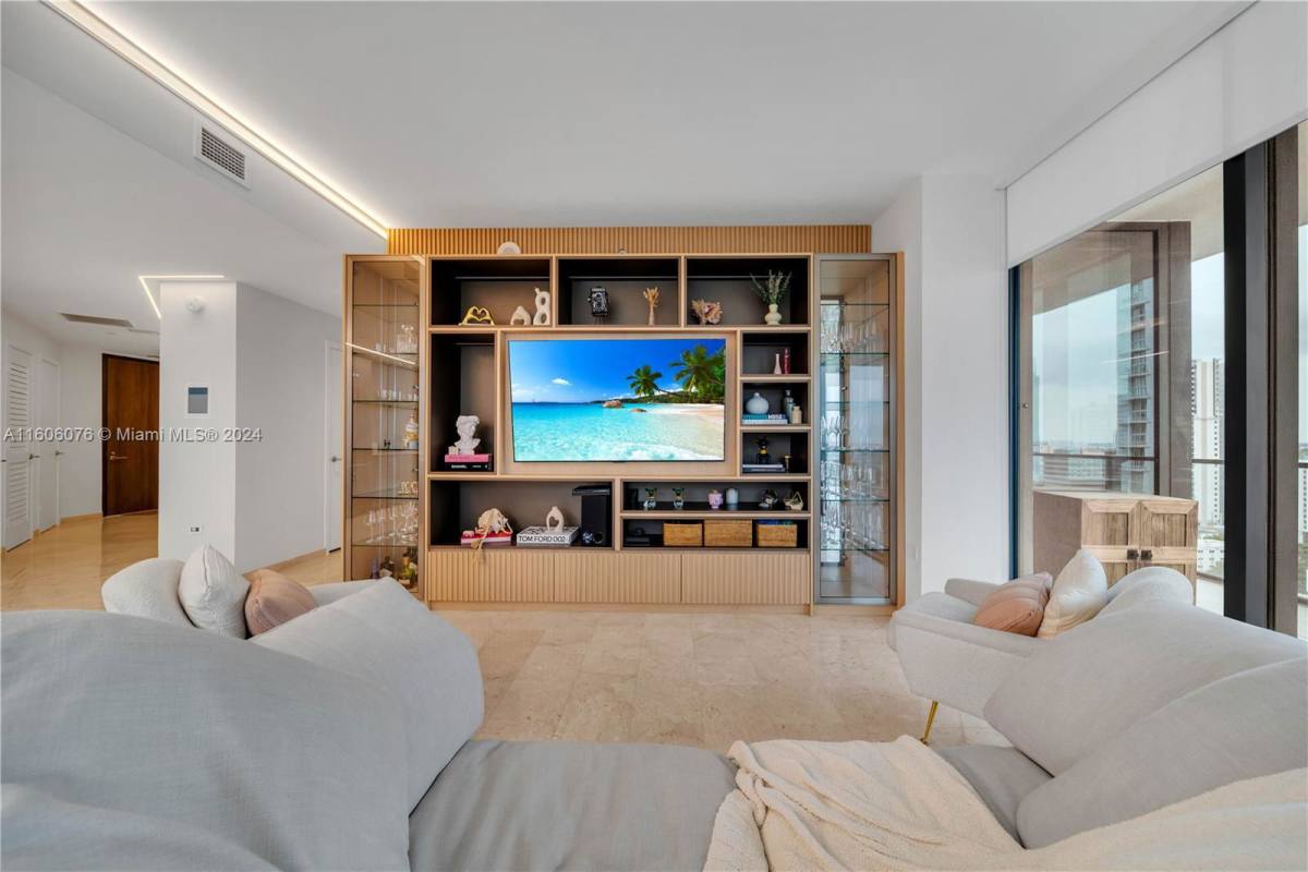 Apartment for rent at 88 SW 7th St, Miami, FL 33130