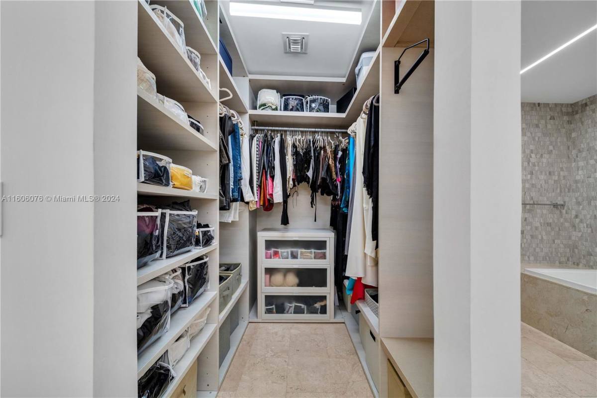 Apartment for rent at 88 SW 7th St, Miami, FL 33130