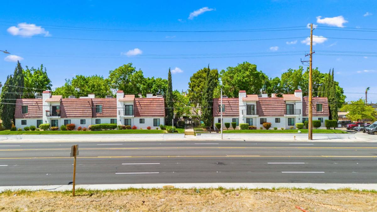 Townhouse for rent at 39129 10th St W, Palmdale, CA 93551
