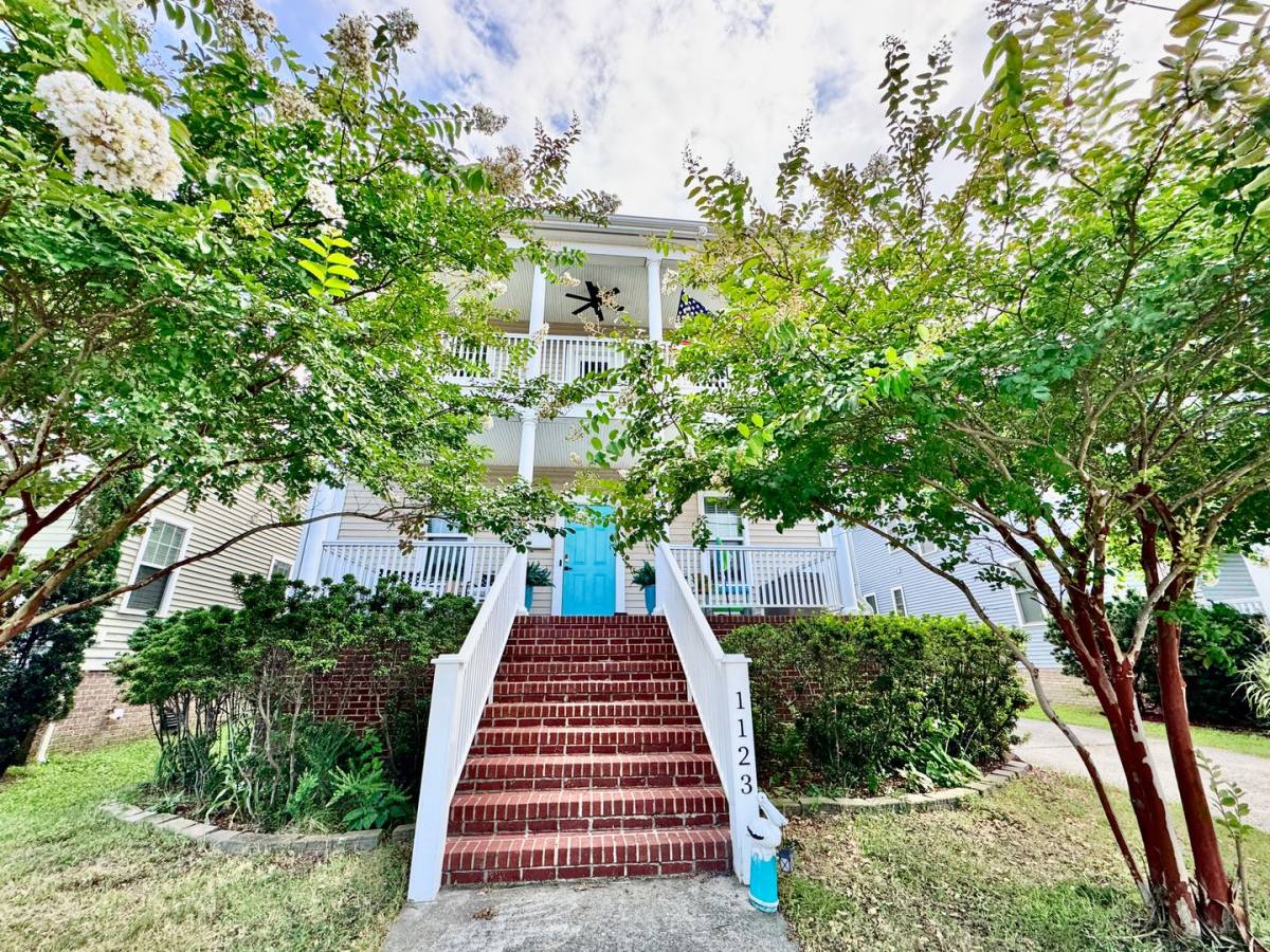 House for rent at 1123 W Ocean View Ave, Norfolk, VA 23503
