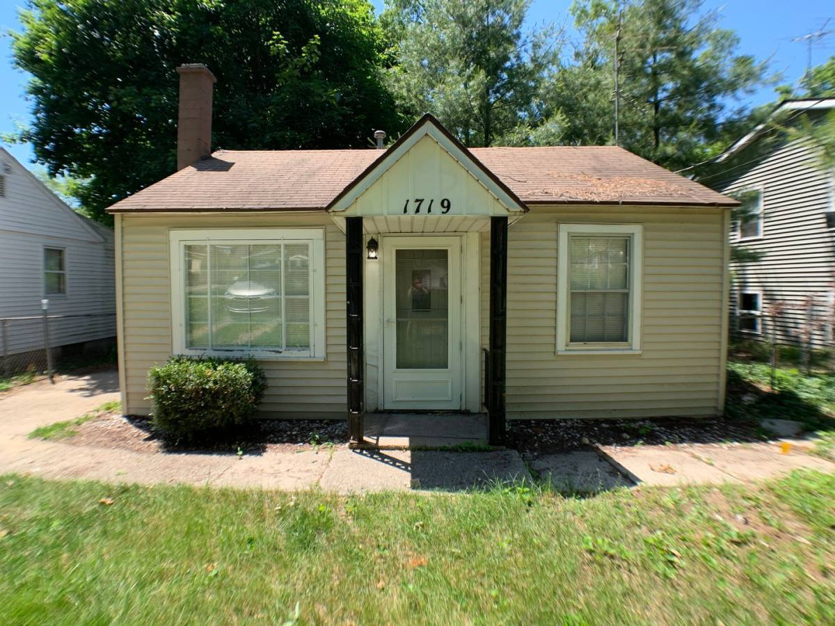 House for rent at 1719 Hanchett Ave NW, Grand Rapids, MI 49504