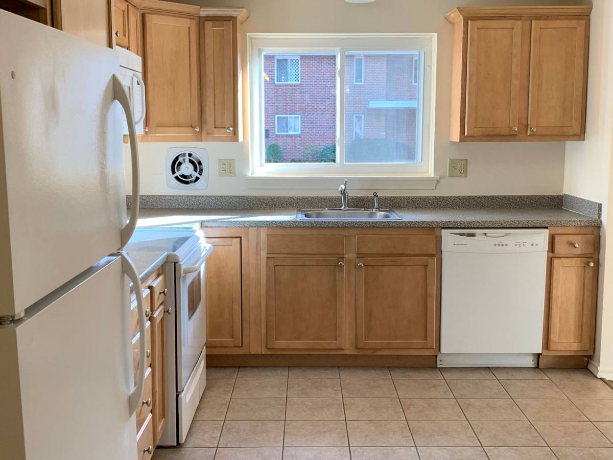 Townhouse for rent at 32B-1 Lakeshore Dr, Farmington, CT 06032