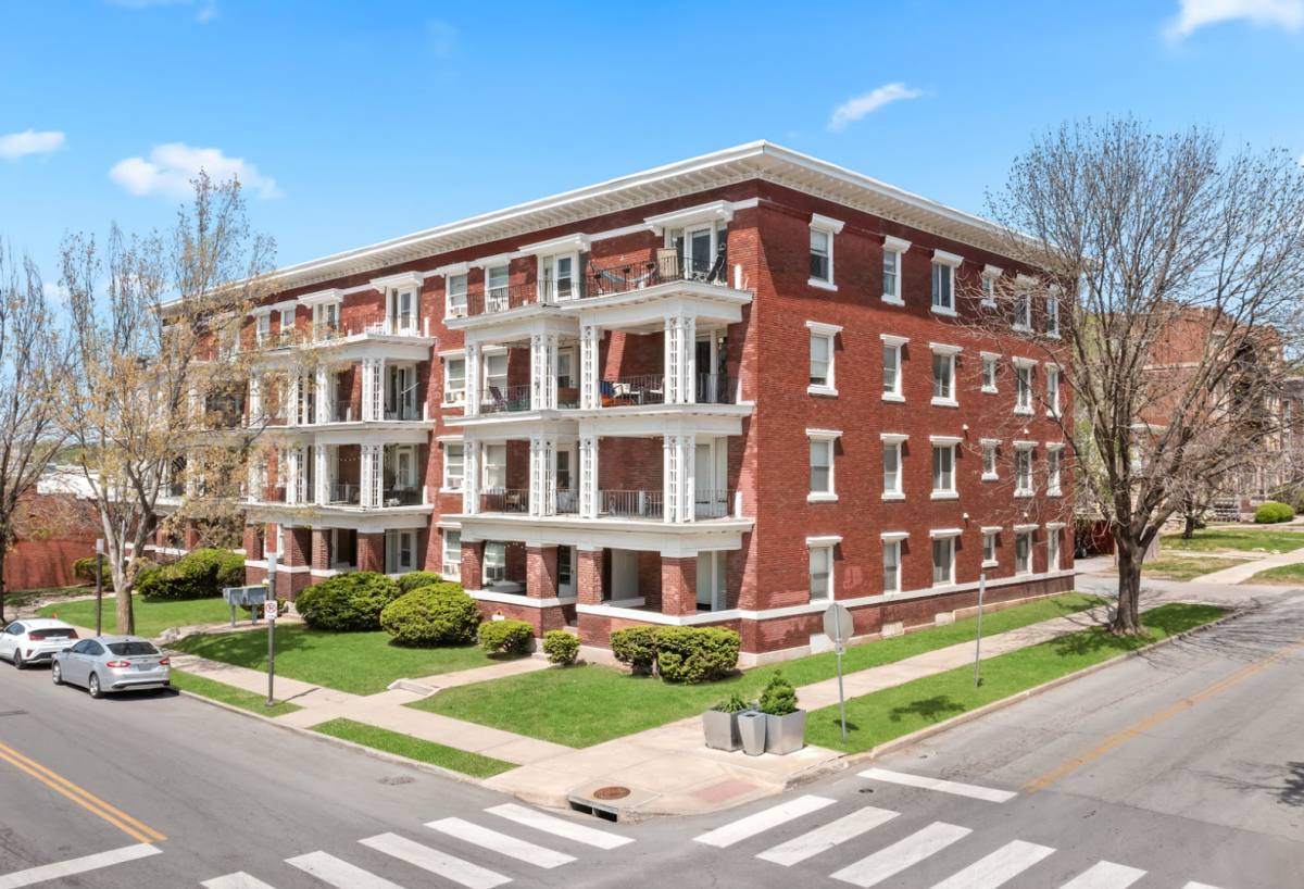 Apartment for rent at 112 E 43rd St, Kansas City, MO 64111